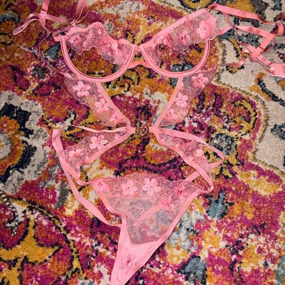 Pink Lace Lingerie Set - Picture 2 of 2